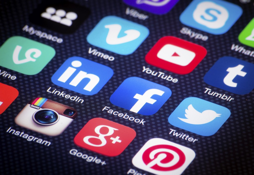 Popular social media apps include Facebook, Twitter, LinkedIn etc.